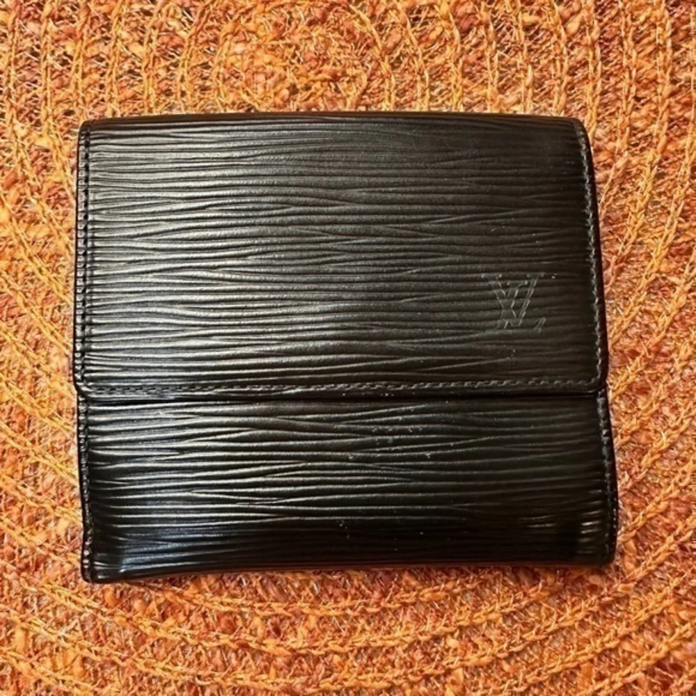 Louis Vuitton Malletier Epi Leather Elise Wallet. Black